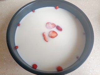 9、酸奶慕斯蛋糕,拿出冷藏好的饼干底把酸奶液倒入模具中，放上喜欢的水果，盖好保鲜膜放入冰箱冷藏3个小时左右。