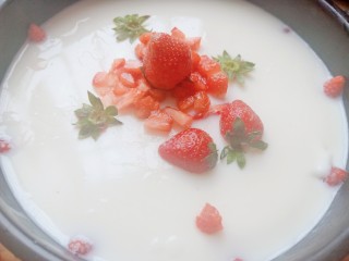 10、酸奶慕斯蛋糕,冷藏好后，加上喜欢的水果装饰一下，可以用吹风机吹热或热毛巾捂热模具的外圈方便脱膜。