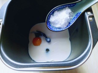 3、最爱面包＋葡萄干小面包,再加入盐。