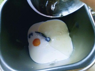 5、最爱面包＋葡萄干小面包,加入玉米油。(不建议使用味道比较重的食用油)