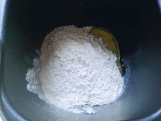 6、最爱面包＋葡萄干小面包,加入高筋面粉。