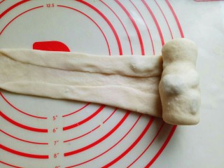 15、最爱面包＋葡萄干小面包,再卷起来，从上往下卷起来，依次做完。