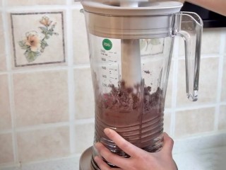 2、日式红豆包,煮好的红豆放入破壁机，中高速搅打成细腻的豆沙。如果搅打不动，可以加入适量水帮助搅打。（没有破壁机可以用勺在漏网上碾成豆沙）