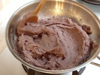 3、日式红豆包,豆沙倒进平底锅，加入细砂糖和猪油，开小火翻炒，炒到合适的干湿程度。炒好的豆沙放入碗里，盖上保鲜膜防止变干