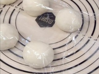 8、日式红豆包,发酵好的面团均分成6份，盖上保鲜膜松弛10分钟