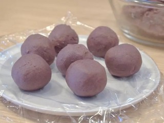 9、日式红豆包,豆沙滚成35g╱个的小球