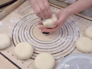 12、日式红豆包,封口处捏紧实