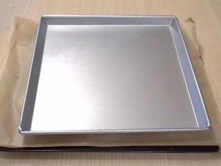 15、日式红豆包,红豆包再次放到温暖湿润的地方，发酵到2倍大，烤箱预热180-190度，红豆包上再盖上一张烘焙纸，压上一个烤盘，放入预热好的烤箱，中层烤20分钟左右