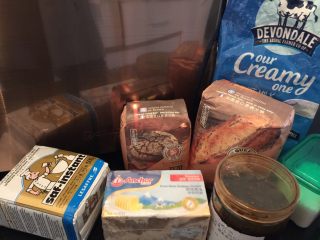 1、瑞士黑面包,准备好所有材料