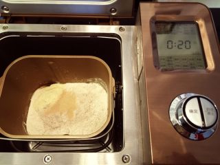 2、瑞士黑面包,将除黄油外的所有材料放入东菱面包机桶内,启动和面程序20分钟(10分钟后放入黄油)