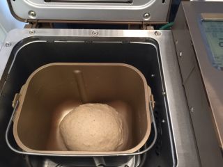 4、瑞士黑面包,放入面包机桶内进行一发1小时