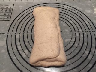 6、瑞士黑面包,托出面团,轻按排气,折三折