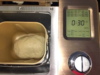 8、瑞士黑面包,放入面包机桶,启动发酵程序30分钟