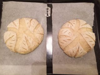 12、瑞士黑面包,用锋利的刀片割出花纹(小心手哦)