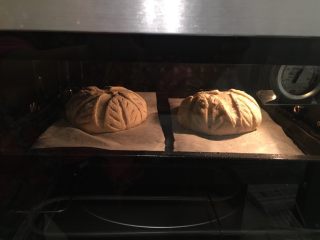 13、瑞士黑面包,朝烤箱喷水制造蒸汽,放入面包胚,烘烤24分钟