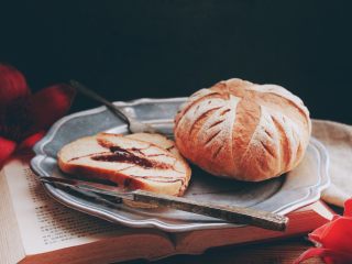 14、瑞士黑面包,出炉马上移至晾架上放至手温后密封保存