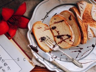 15、瑞士黑面包,抹上巧克力酱、冲杯咖啡......