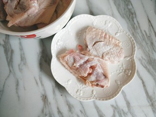 2、香酥炸鸡翅,用刀在鸡翅的两面分别划两刀,便于入味。