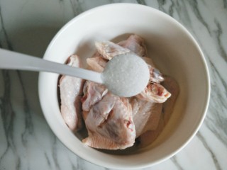 4、香酥炸鸡翅,放入一小勺食盐。