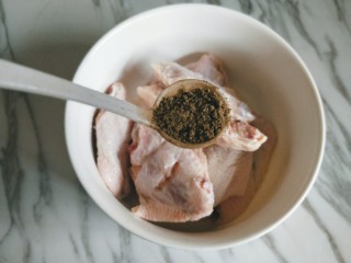 5、香酥炸鸡翅,放入一小勺黑胡椒粉。
