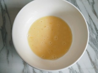 7、香酥炸鸡翅,鸡蛋打散备用。