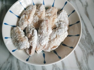 11、香酥炸鸡翅,所有鸡翅都经过裹蛋液和淀粉这两步。