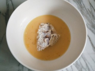 12、香酥炸鸡翅,鸡翅再一次裹蛋液。