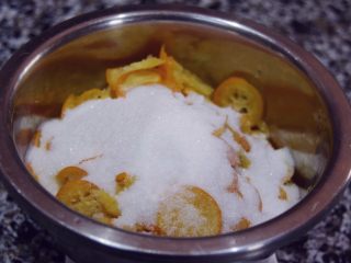 8、止咳清肺-杭白菊金枣果凝,撒入白砂糖准备腌制