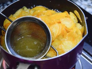 12、止咳清肺-杭白菊金枣果凝,将锅子移到灶台上，倒入杭白菊茶汤，开大火开始煮沸如果出现浮沫请及时打捞出来