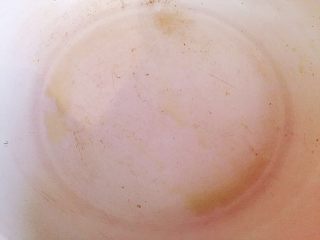 4、小芽早餐-法式吐司披萨盏 ,热锅，将步骤3种的食材倒入，放少许油（也可不放油，因为培根本身会出油）中火炒5-8分钟，加入盐和胡椒粉调味，豌豆炒熟即可