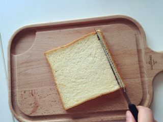 6、小芽早餐-法式吐司披萨盏 ,将吐司片边缘部分切掉（也可不切，但切掉造型会更加容易，成型也比较漂亮）