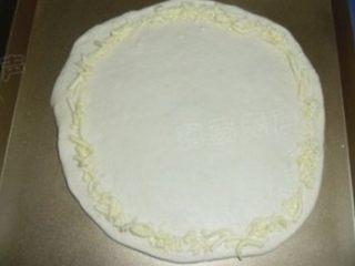 7、蘑菇培根披萨,在面团边缘一圈铺上奶酪丝