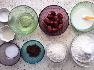 1、植物油红枣软欧,准备所需食材；