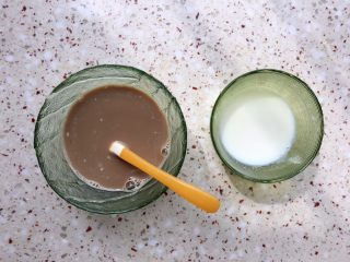 3、植物油红枣软欧,一个融化糖，一个融化盐；直到冷却至常温；