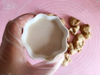 9、植物油红枣软欧,干酵母倒入5-8g温水溶化；