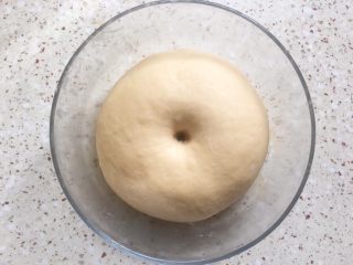 13、植物油红枣软欧,发酵到原来面团的2倍大小；