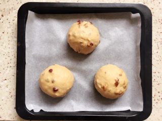 18、植物油红枣软欧,均匀摆放烤盘上，盖上保鲜袋放室温进行第二次发酵；