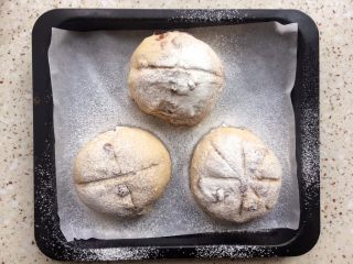 20、植物油红枣软欧,最后筛上一层面粉；