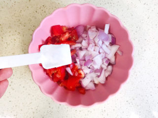 8、培根火腿披萨,加少量的盐调味