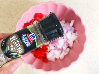 9、培根火腿披萨,撒上少许黑胡椒粉