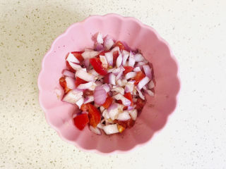 11、培根火腿披萨,看见水分出来后,挤干水分备用