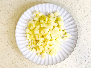 12、培根火腿披萨,土豆洗净去皮,切成小块,用微波炉加热两分钟