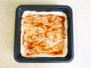 21、培根火腿披萨,用勺子平铺均匀