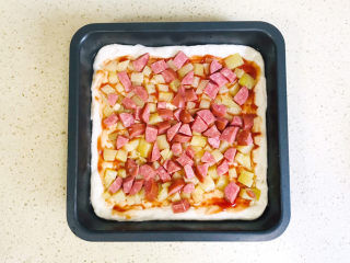 23、培根火腿披萨,继续平铺上香肠丁