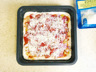 25、培根火腿披萨,撒上第一层芝士