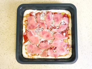 26、培根火腿披萨,继续平铺上火腿片,用手压平