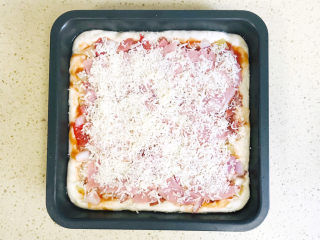 27、培根火腿披萨,最后再撒上第二层芝士