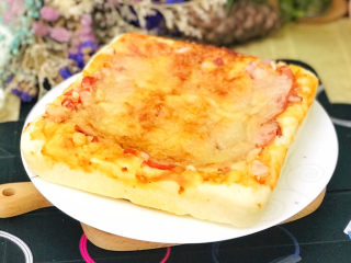 31、培根火腿披萨,四周的面高出来一些,可以起到盆底的作用,包裹住内馅