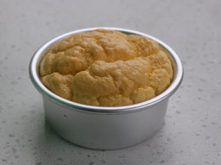 1、火龙果渐变蛋糕(宝宝辅食),先做蛋糕体,以下做的是4寸小蛋糕一个,开始前先预热烤箱,上下管120摄氏度
