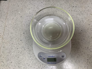 2、火龙果渐变蛋糕(宝宝辅食),干净无油无水的碗里放入色拉油5g